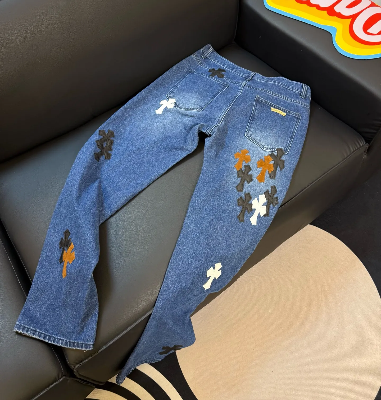 P280 Style number: D341 ChromeHearts Chrome washed blue contrasting leather patch straight pants ceiling-level jeans, a pair is hard to find at the counter‼ ️About Zangyin✅This is an extremely luxurious fashion brand that can also be called the aristocracy of the high street. It has always been an exclusive brand for some hipsters or rich second generations. The color of this model is already very eye-catching by using a unique washed material. It is decorated with pink patch cross flowers, which cleverly highlights the charm of the brand. Secondly, this model adopts a classic high-waist cut design, which highlights the long legs and fashionable temperament of the upper body. The brand is highly recognizable and the slim-fitting configuration is more suitable for daily wear. The personality will be fashionable and the specifications can be seen at a glance. Materials and technology ✅ Needless to say, this point goes without saying. As an excellent craftsman brand, Zangyin's requirements for details and craftsmanship are really perfect. The washed color of this model has gone through a lot of processes, not to mention the embellishment of the denim appliqués. It is also purely handmade and sewn. Just like what they believe in, only handmade things have soul and have the meaning of wearing. A top-notch heavy-duty fashionable denim item, recommended by both hands‼ ️ Size: 28, 30, 32, 34, 36 (S-XXL) Color: black Size reference: Pants length 100 102 104 106 106 Waist 72 76 80 84 88 Recommended weight S (about 110 pounds) M (about 140 pounds) L (about 140 pounds) XL (about 165) XXL (about 185)